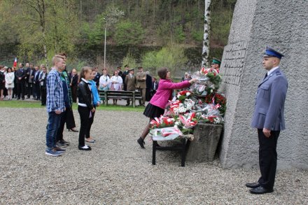Delegacja Szkoły Podstawowej nr 2 w Wiśle Czarnem składa kwiaty