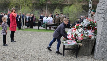 Delegacja szkoły z Malinki składa kwiaty