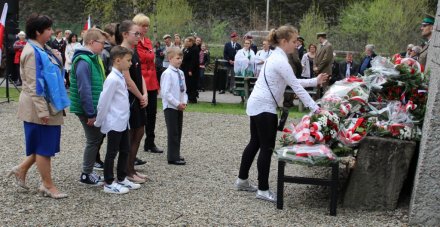 Delegacja głębczańskiej Szkoły Podstawowej nr 4 składa wiązankę kwiatów pod pomnikiem