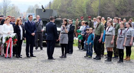 Burmistrz Tomasz Bujok odbiera meldunek od harcerzy