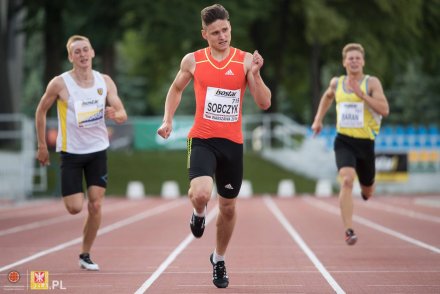 Radosław Sobczyk (pomarańczowa koszulka) finiszuje w biegu na 100 metrów