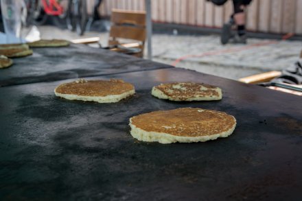 Placki z blachy w trakcie smażenia