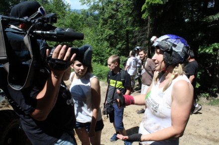 Zawodniczka udziela wywaidu na gorąco