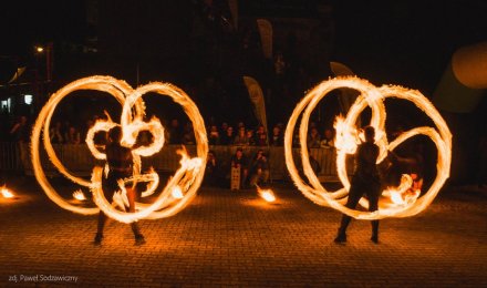 Wieczorny pokaz teatru ognia