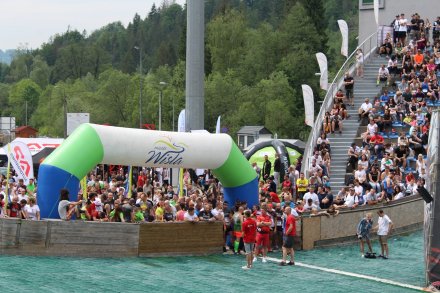 Kibice zgromadzeni na skocznia