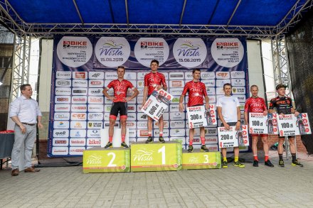 Dekoracja zwycięzców na dystansie GIGA