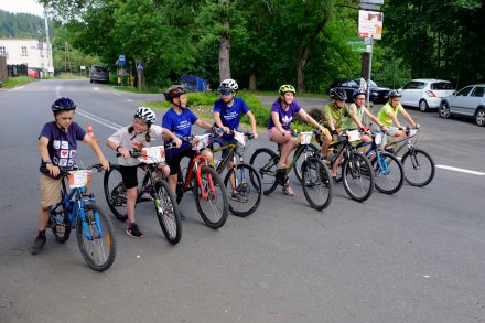 Uczestnicy na starcie Charytatywnej Sztafety Rowerowej
