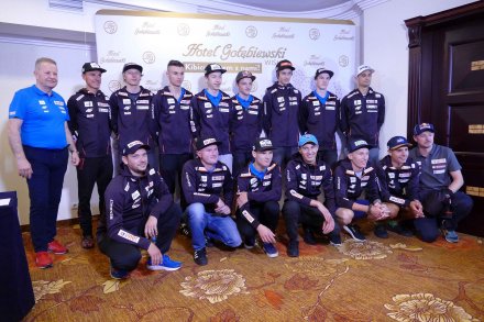 Cała kadra wraz z Apoloniuszem Tajnerem i Adamem Małyszem