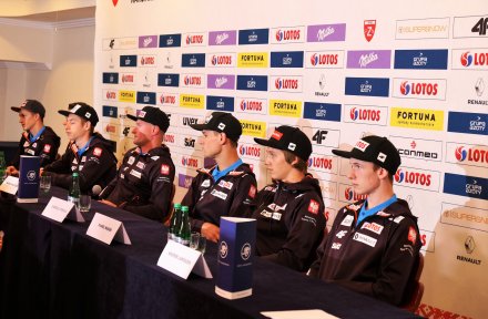 Skoczkowie podczas konferencji