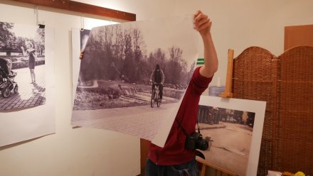 Artysta prezentuje swoje prace