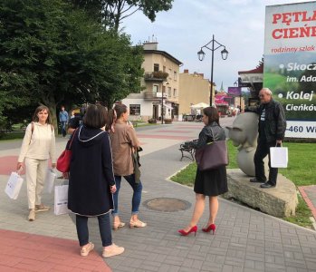 Przedstawicielka Urzędu Miasta opowiada o wiślańskich niedźwiadkach