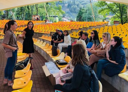 Przedstawicielka Urzędu Miasta opowiada o Wiśle na amfiteatrze im. Stanisława Hadyny