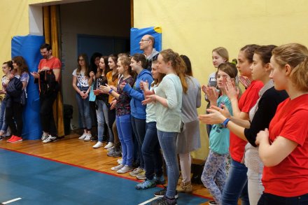 Uczniowie Gimnazjum nr 1 biją brawo zawodnikom