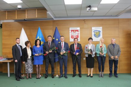 Dyrektor SP nr 1 w Wiśle Gabriela Polok-Otawa oraz nauczycielka wychowania fizycznego Aleksandra Nosowicz odbierają nagrodę za I miejsce we współzawodnictwie w ramach Igrzysk Młodzieży