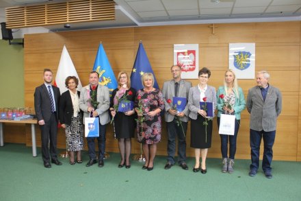 Dyrektor SP nr 1 w Wiśle Gabriela Polok-Otawa oraz nauczycielka wychowania fizycznego Aleksandra Nosowicz odbierają nagrodę za II miejsce we współzawodnictwie w ramach Igrzysk Dzieci