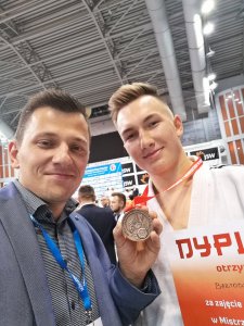 Bartosz Baczyński wraz z trenerem Jakubem Matusznym