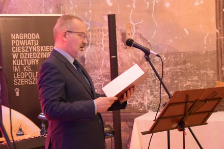 Starostwa Cieszyński Mieczysław Szczurek odczytuje laudacje uhonorowanym
