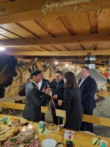 Burmistrz Tomasz Bujok wręcza ambasadorowi góralski kapelusz i obuszek