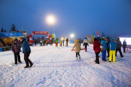 Narciarze i turyści na szczycie Skolnitego