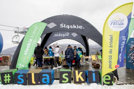 Namiot promocyjny z zimową ofertą beskidzkich miejscowości - fot. Tomasz Żak/UMWŚ