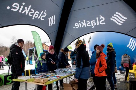 Namiot promocyjny z zimową ofertą beskidzkich miejscowości - fot. Tomasz Żak/UMWŚ