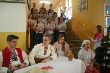 Aktorzy i chór szkolny