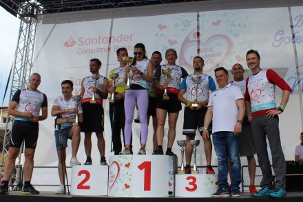 Pamiątkowe zdjęcie zwycięzców biegu