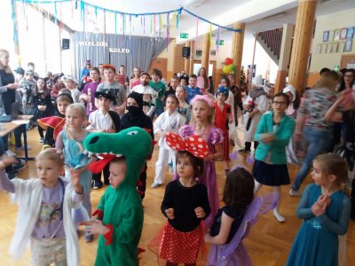 Dzieci podczas zabawy na balu karnawałowym przebierańców