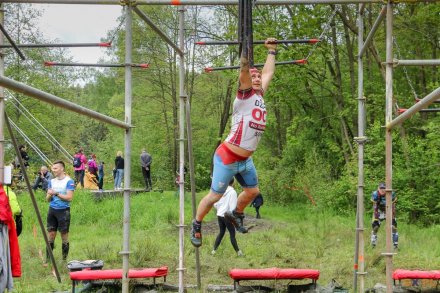 Pokonywanie kolejnych przeszkód/fot. Bartłomiej Kukucz - ox.pl