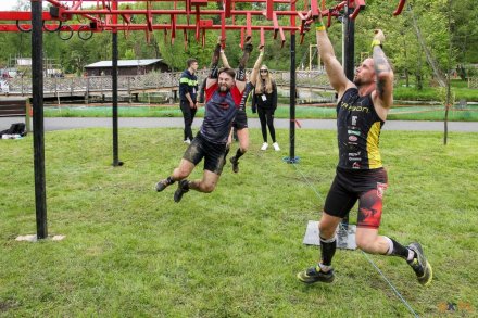 Zawodnicy w trakcie pokonywania przeszkód/fot. Bartłomiej Kukucz - ox.pl