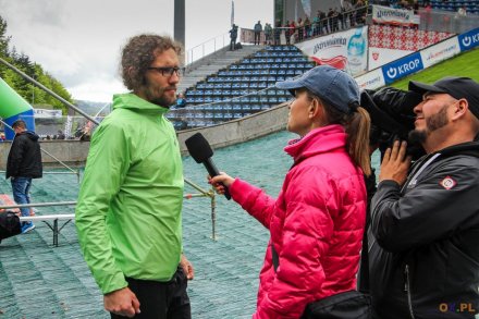 Grzegorz Szczechla w rozmowie z ekipą telewizji TVN/fot. Bartłomiej Kukucz - ox.pl