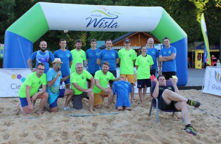 Uczestnicy meczu Wisła kontra Reszta Świata na wspólnym zdjęciu