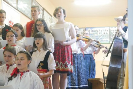 Chór szkolny z kapelą