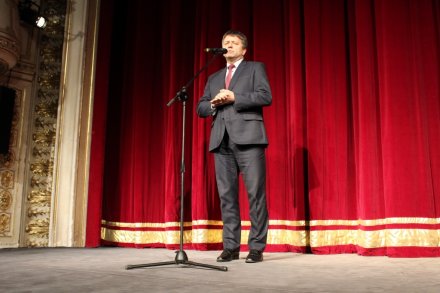 Starosta Janusz Król wita publiczność