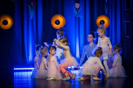 Występy grup tanecznych z okazji Dnia Babci i Dziadka