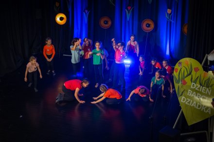 Występy grup tanecznych z okazji Dnia Babci i Dziadka