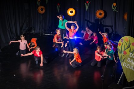 Występy grup tanecznych z okazji Dnia Babci i Dziadka