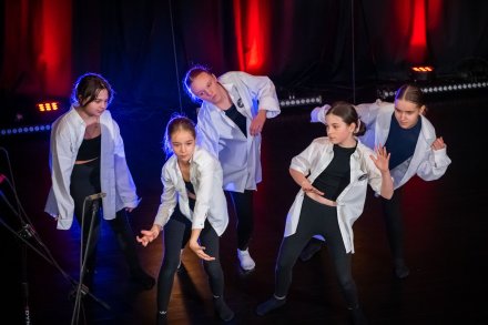 Występy grup tanecznych z okazji Dnia Babci i Dziadka