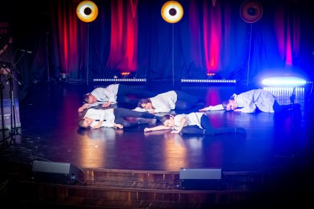 Występy grup tanecznych z okazji Dnia Babci i Dziadka