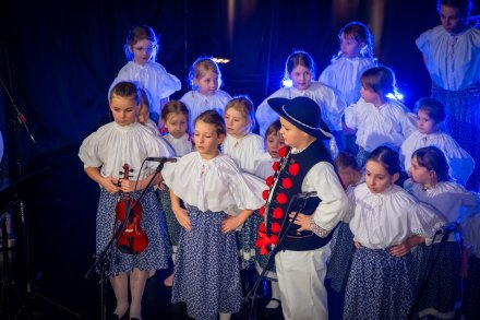 Występy grup tanecznych z okazji Dnia Babci i Dziadka