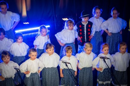 Występy grup tanecznych z okazji Dnia Babci i Dziadka