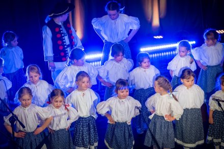 Występy grup tanecznych z okazji Dnia Babci i Dziadka