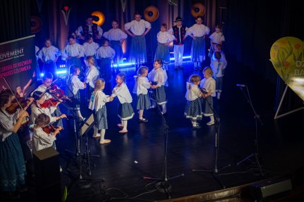 Występy grup tanecznych z okazji Dnia Babci i Dziadka