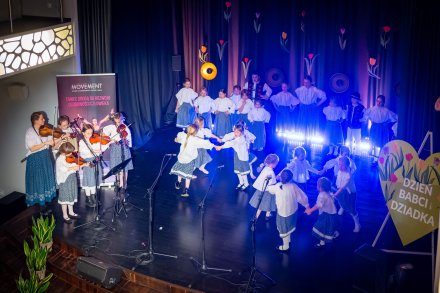 Występy grup tanecznych z okazji Dnia Babci i Dziadka