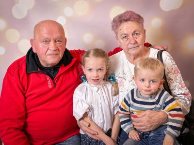 Występy grup tanecznych z okazji Dnia Babci i Dziadka