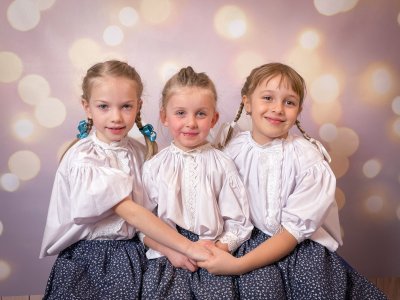 Występy grup tanecznych z okazji Dnia Babci i Dziadka