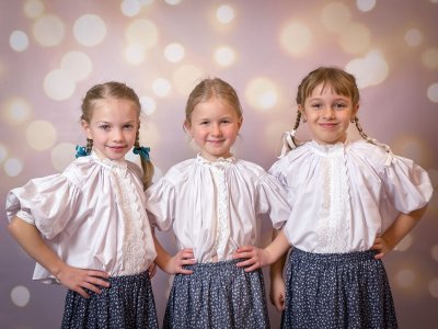 Występy grup tanecznych z okazji Dnia Babci i Dziadka