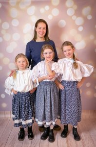 Występy grup tanecznych z okazji Dnia Babci i Dziadka