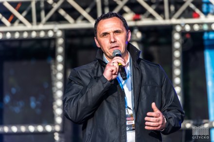 Sekretarz Wisły Sylwester Foltyn na scenie w Giżycku