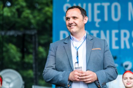 Sekretarz Sylwester Foltyn na scenie w Giżycku